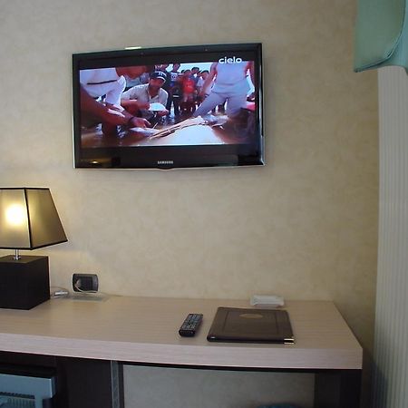 Hotel Don Abbondio Lecco Bagian luar foto