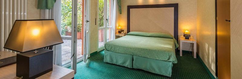 Hotel Don Abbondio Lecco Bagian luar foto