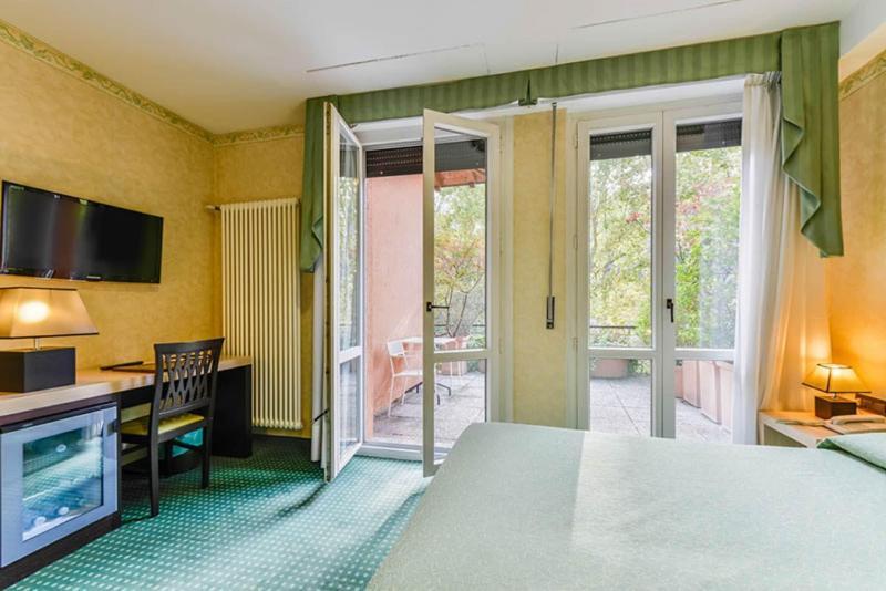 Hotel Don Abbondio Lecco Bagian luar foto