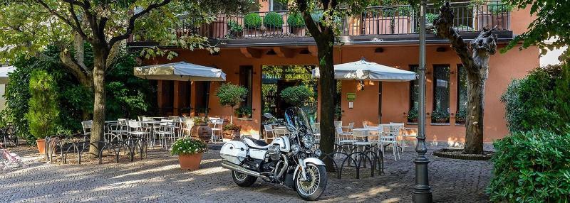 Hotel Don Abbondio Lecco Bagian luar foto