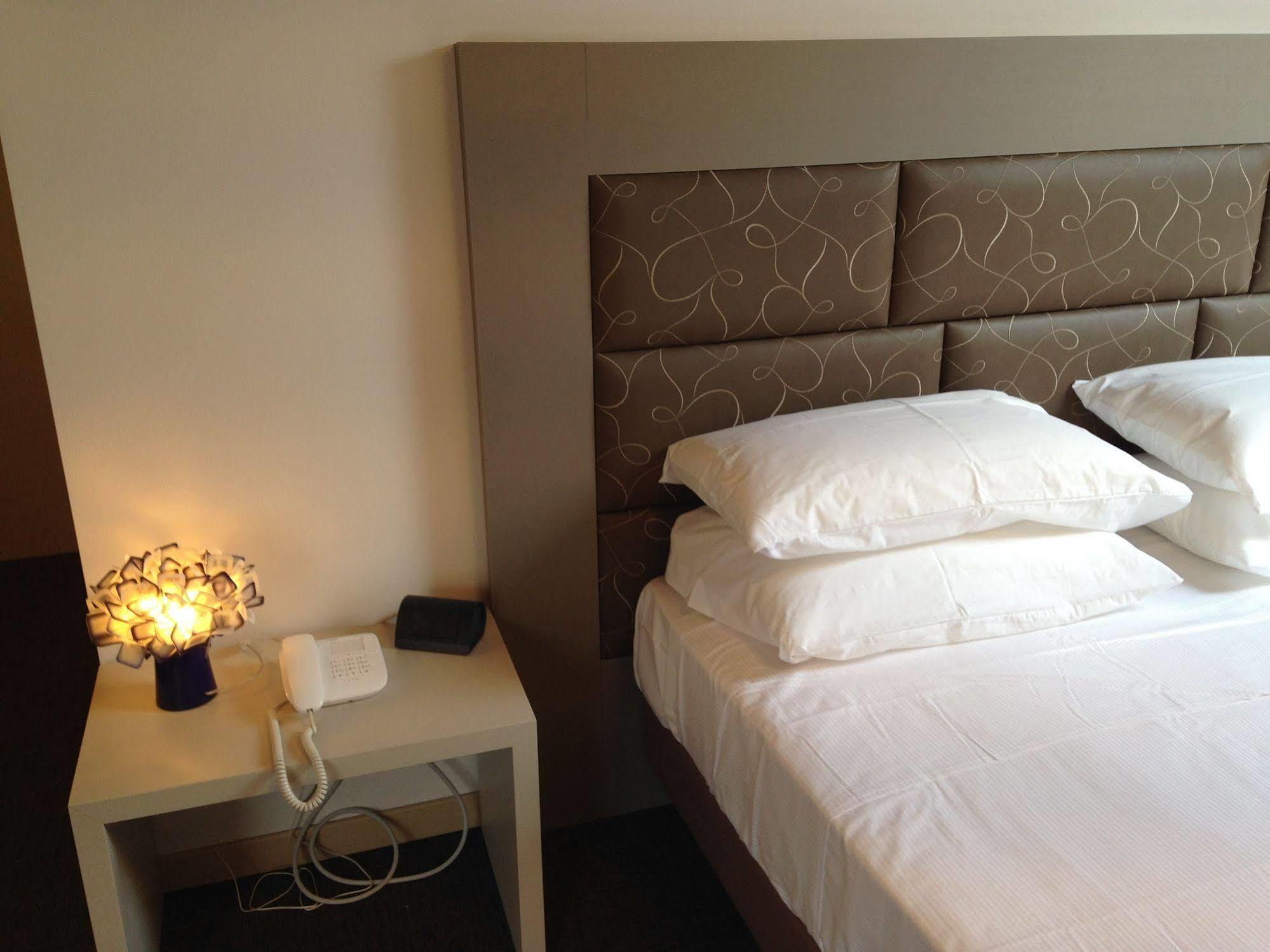Hotel Don Abbondio Lecco Bagian luar foto