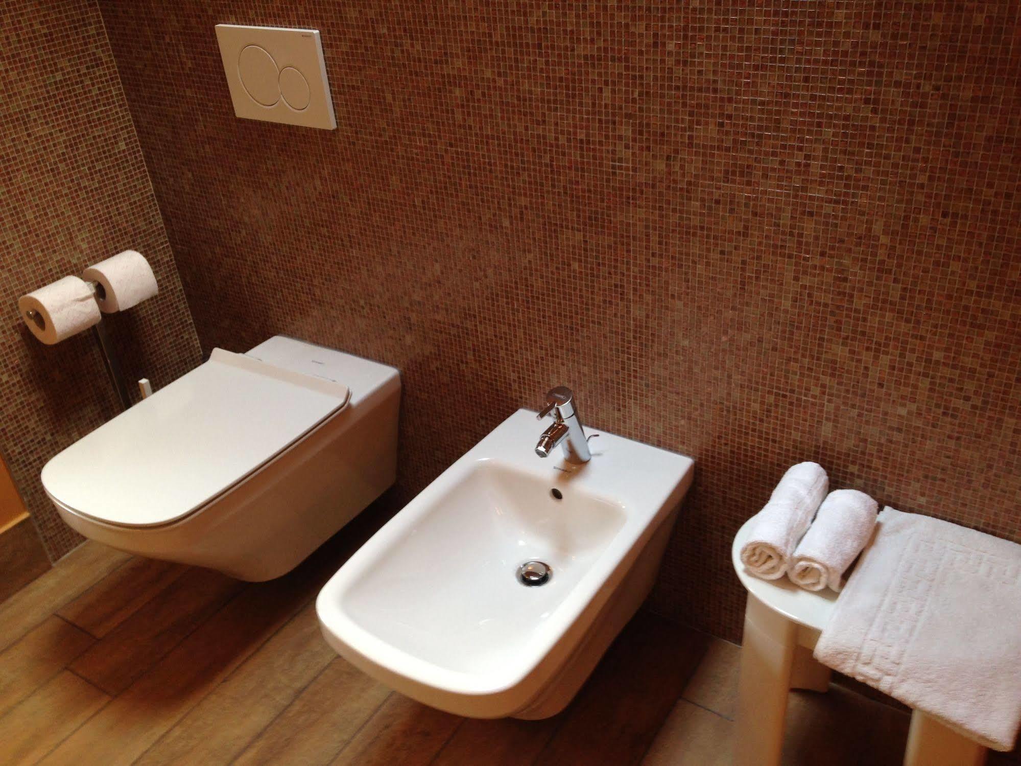 Hotel Don Abbondio Lecco Bagian luar foto