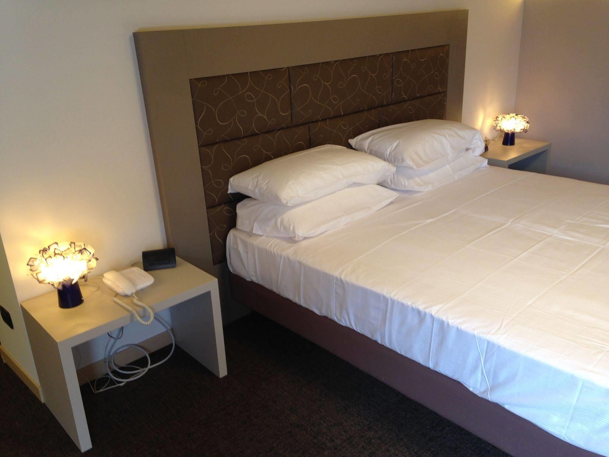 Hotel Don Abbondio Lecco Bagian luar foto