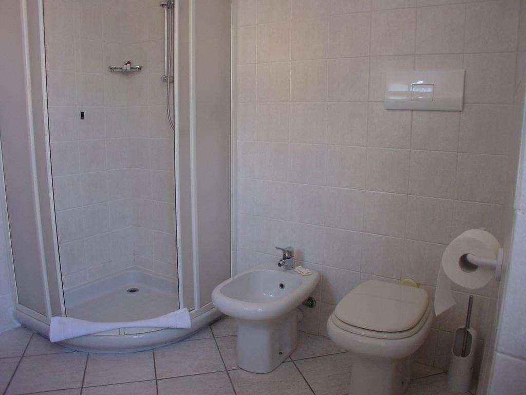 Hotel Don Abbondio Lecco Ruang foto