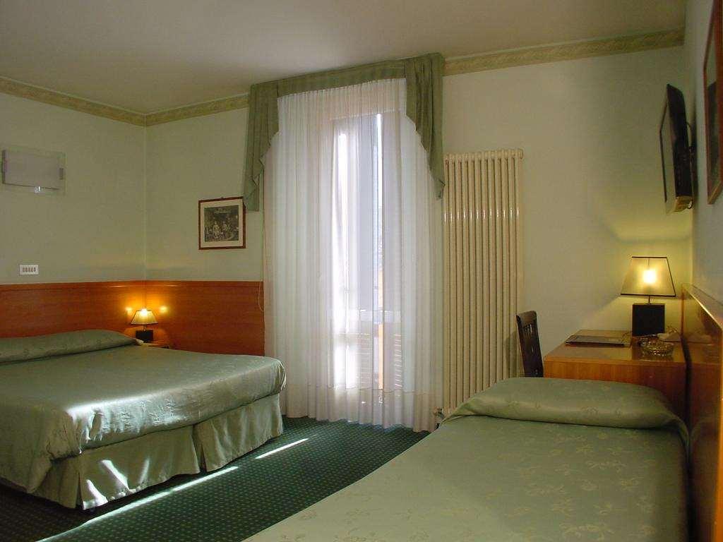 Hotel Don Abbondio Lecco Ruang foto
