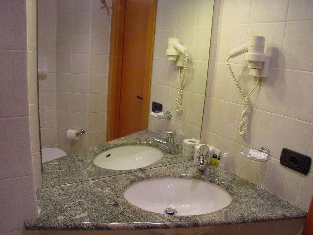 Hotel Don Abbondio Lecco Ruang foto