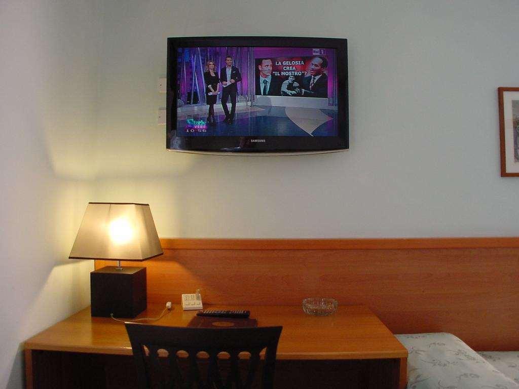 Hotel Don Abbondio Lecco Ruang foto