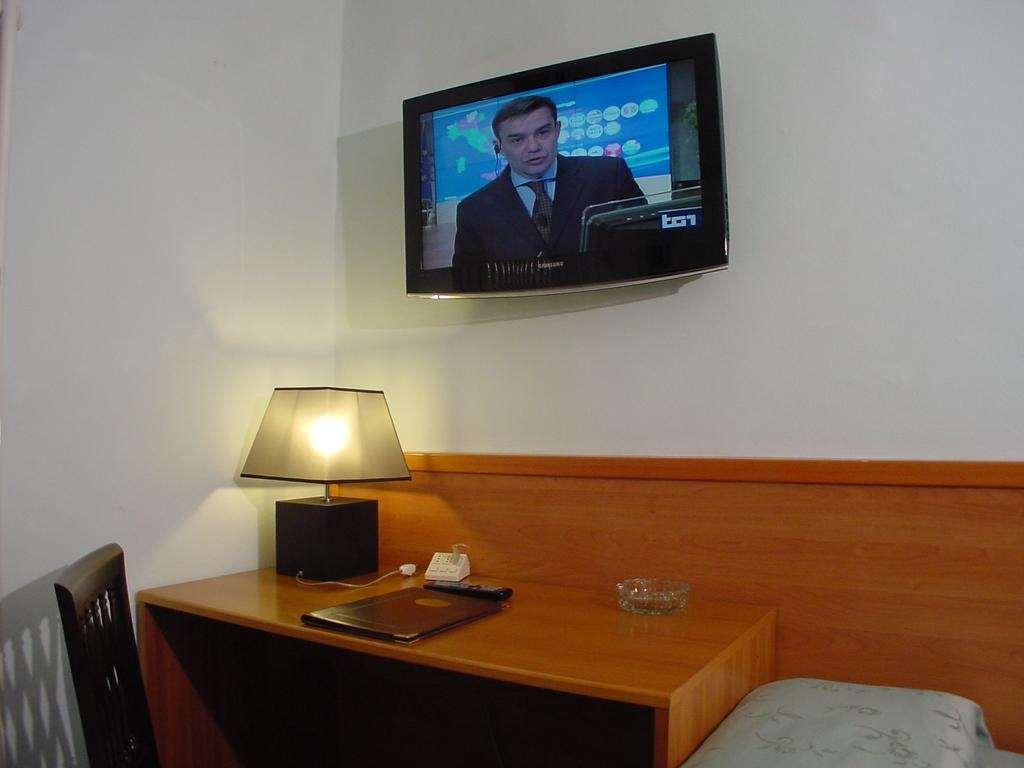 Hotel Don Abbondio Lecco Ruang foto